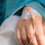 Человек размышляет о преодолении игровой зависимости